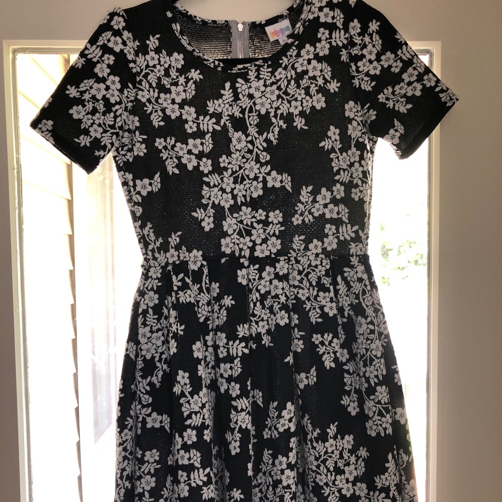 Gently used LuLaRoe Amelia!! Black and white.